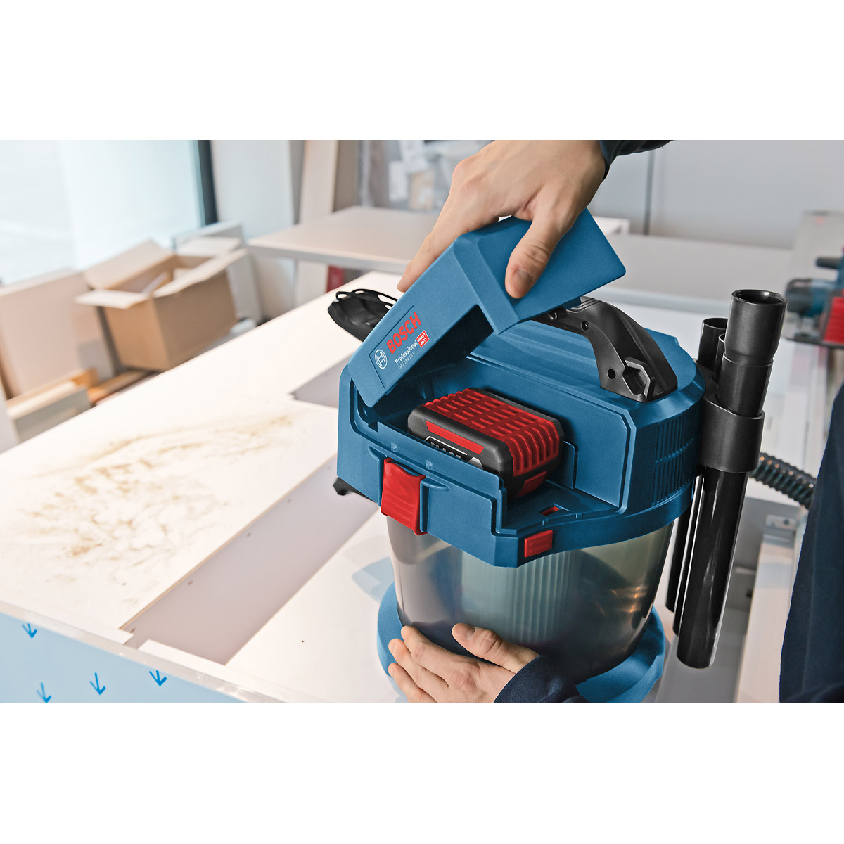 Bosch Akku-Staubsauger GAS 18V-10 L, Solo Version, mit Elektrowerkzeugadapter