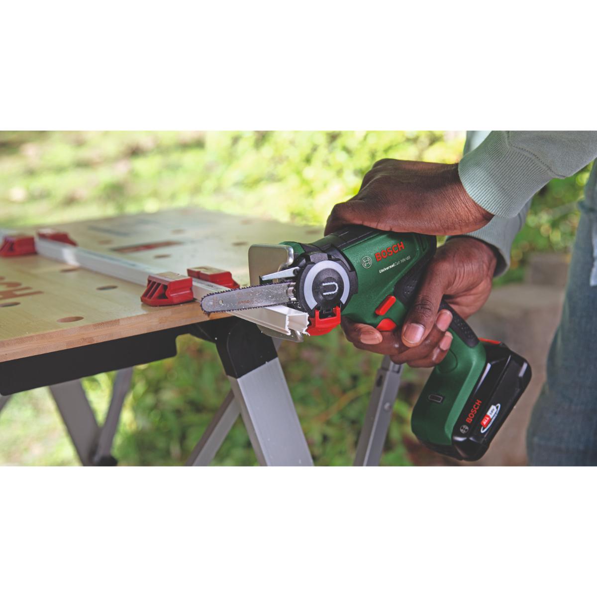 Bosch Akku-Säge mit NanoBlade-Technologie UniversalCut 18V-65, Ladegerät AL 18V-20