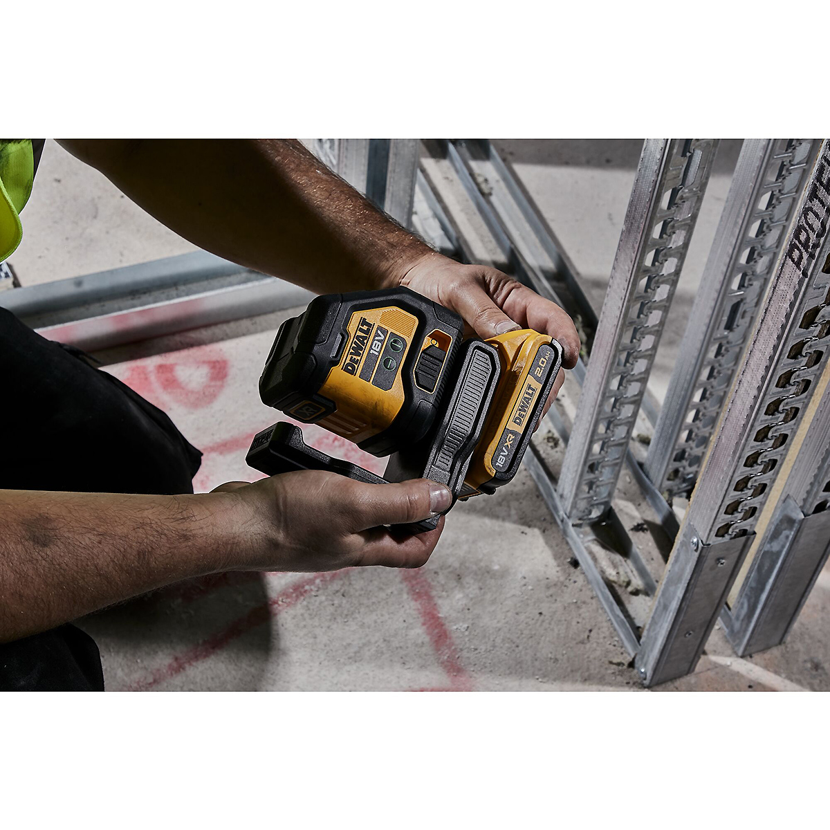 DEWALT Akku-Kreuzlinienlaser Compact 18V grün + Akku + Schnellladegerät