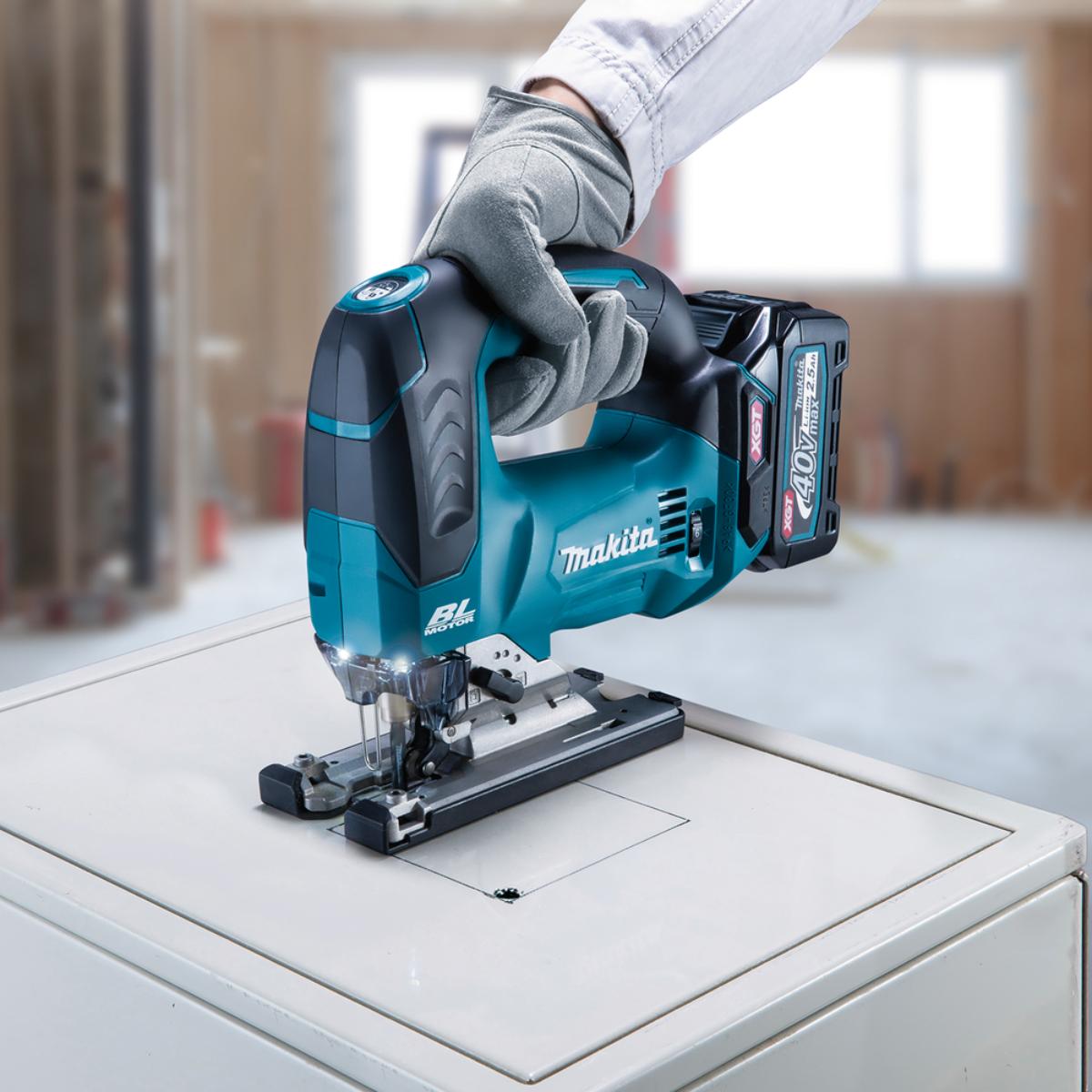 Makita Akku-Pendelhubstichsäge XGT - 40V max. - 135 mm - 800 - 3.500 U/min - JV002GZ