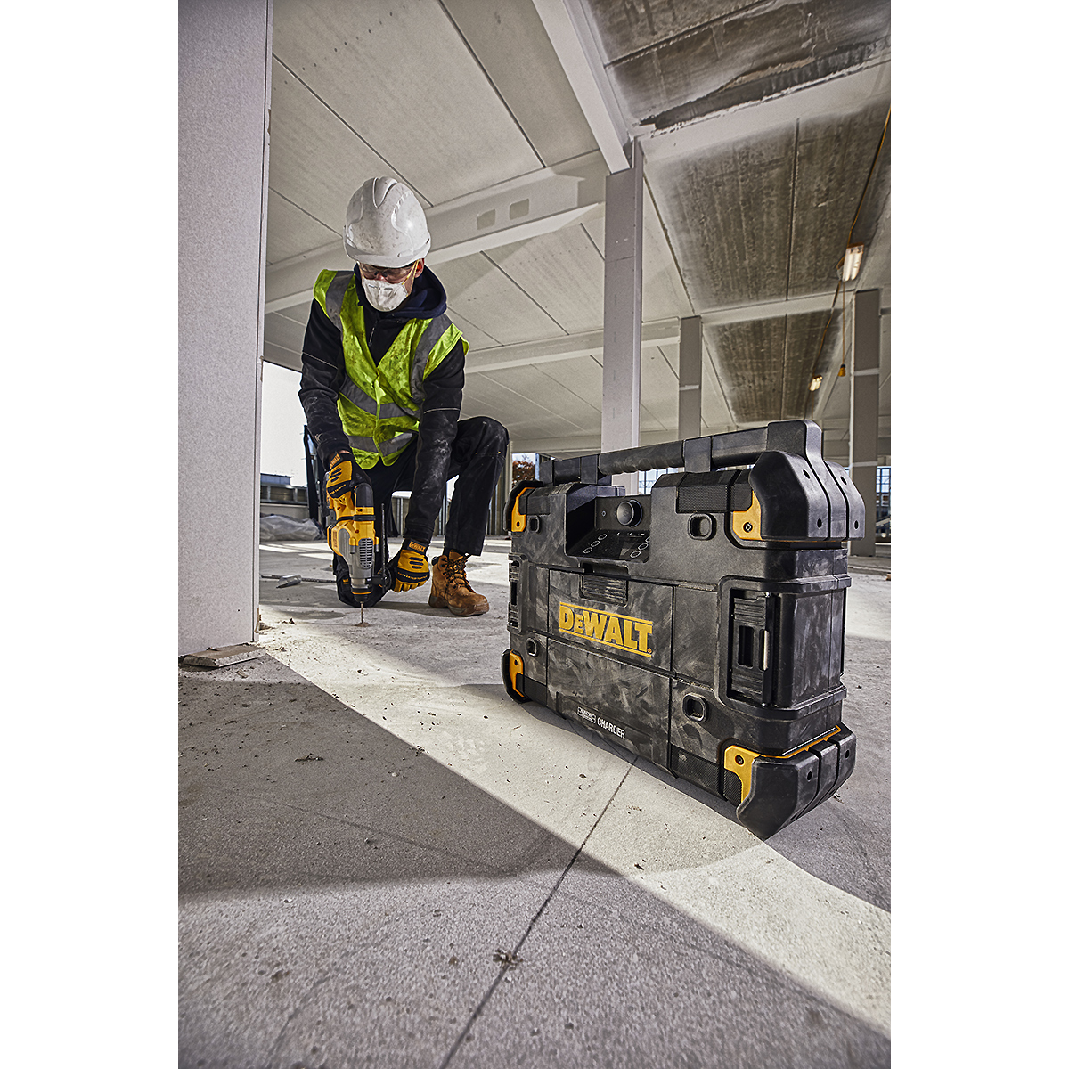 DEWALT TSTAK Akku- und Netzradio & Ladefunktion
