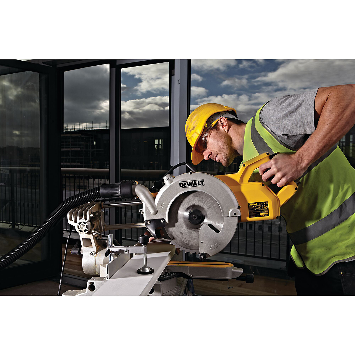 DEWALT Paneelsäge 250mm 1850 Watt mit XPS-Schnittlinienanzeige