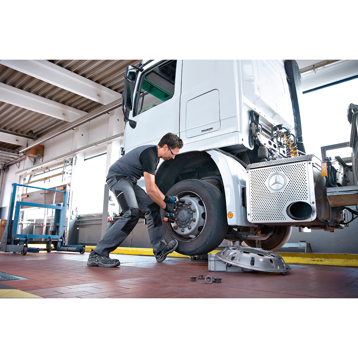 Bosch Akku-Drehschlagschrauber GDS 18V-1000 C in L-BOXX