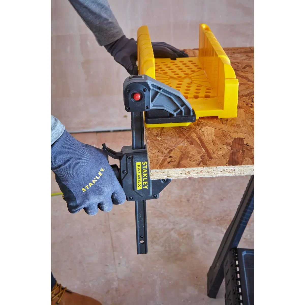 STANLEY Gehrungslade Ku. mit Säge 300 x 130 x 80 mm Integrierter Sägenstop
