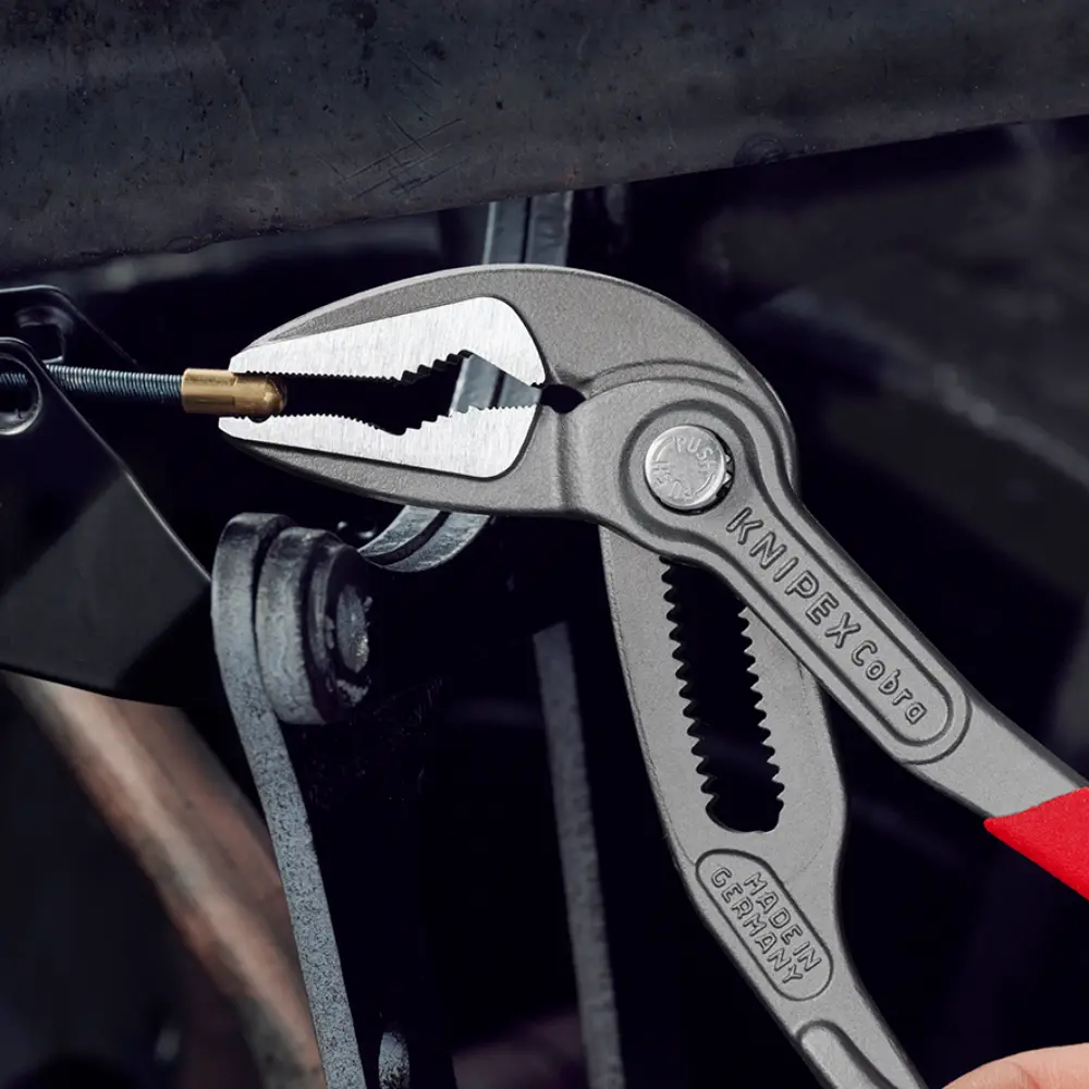 KNIPEX Cobra ES Wasserpumpenzange extra-schlank mit rutschhemmendem Kunststoff grau atramentiert 180 mm