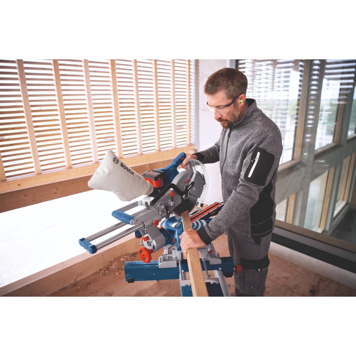 Bosch Akku-Kapp- und Gehrungssäge BITURBO GCM 18V-254 D