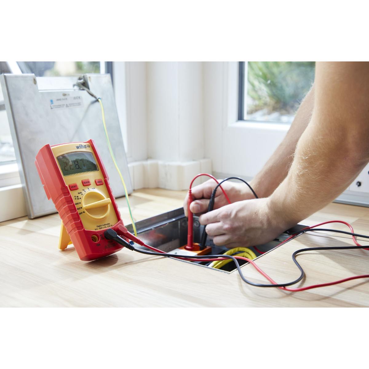 Wiha Digitales Multimeter bis 600 V AC, CAT IV mit 2x AAA-Batterien