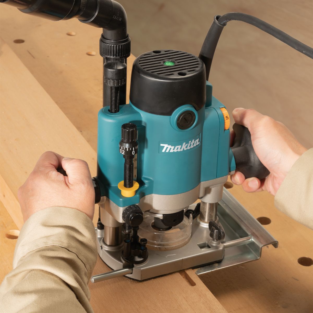 Makita Oberfräse 1.100 W inkl. D-53556 12-teiligem Fräser-Set im MAKPAC RP1111CJFA