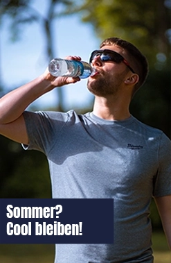 Mann mit Brille im Sommer
