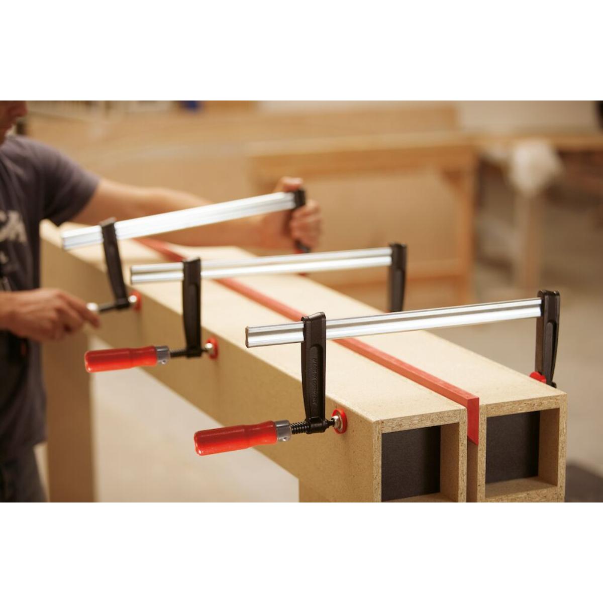 Bessey Temperguss-Schraubzwinge TPN mit bewährtem Holzgriff