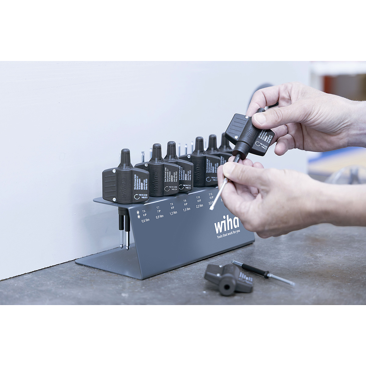 Wiha Drehmoment-Schraubendreher mit Schlüsselgriff Set easyTorque Key Torx , TorxPlus 23-teilges Set fest voreingestellte Drehmomentbegrenzung im Werkbankständer