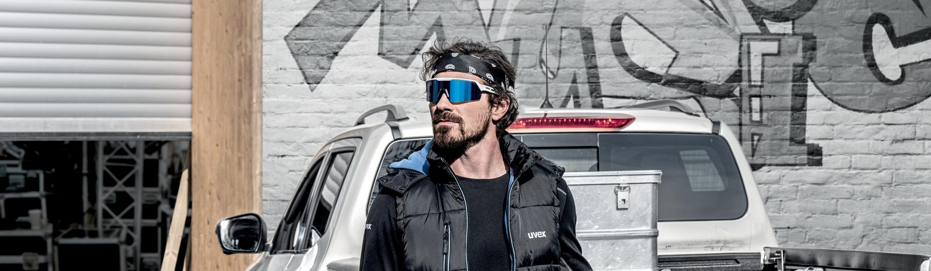 Herrenkleidung, Weste, Daunenjacke, Sonnenbrille, Bandana
