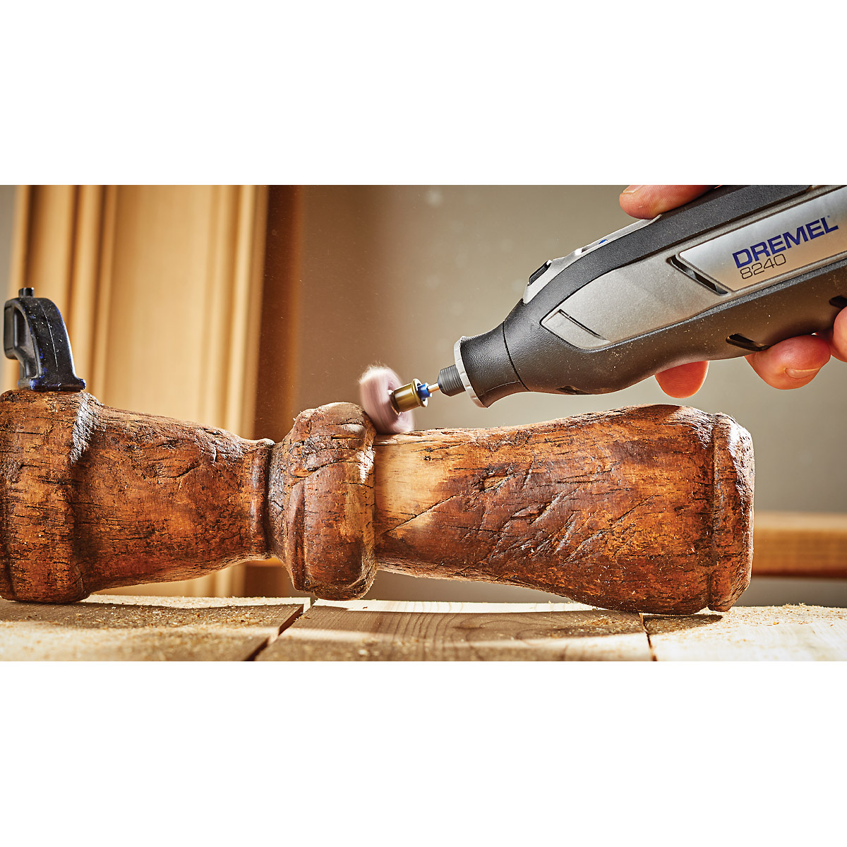 DREMEL 8240 1 x 12-V-2Ah-Akku, 45 Zubehören