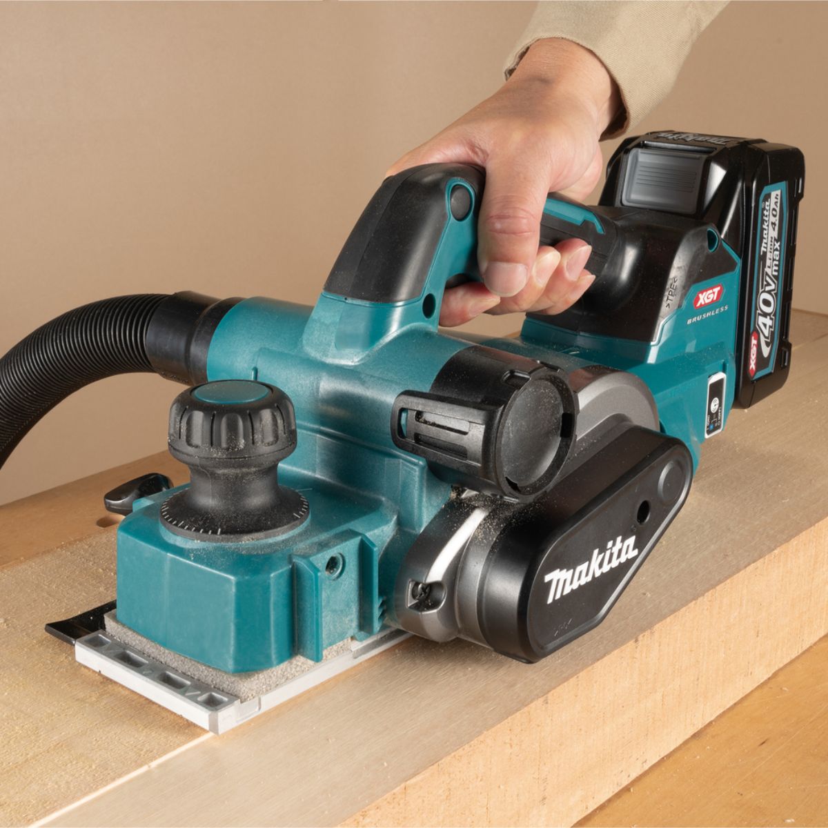 Makita Akku-Hobel 40V max. / 4,0 Ah, 2 Akkus + Ladegerät im MAKPAC KP001GM201
