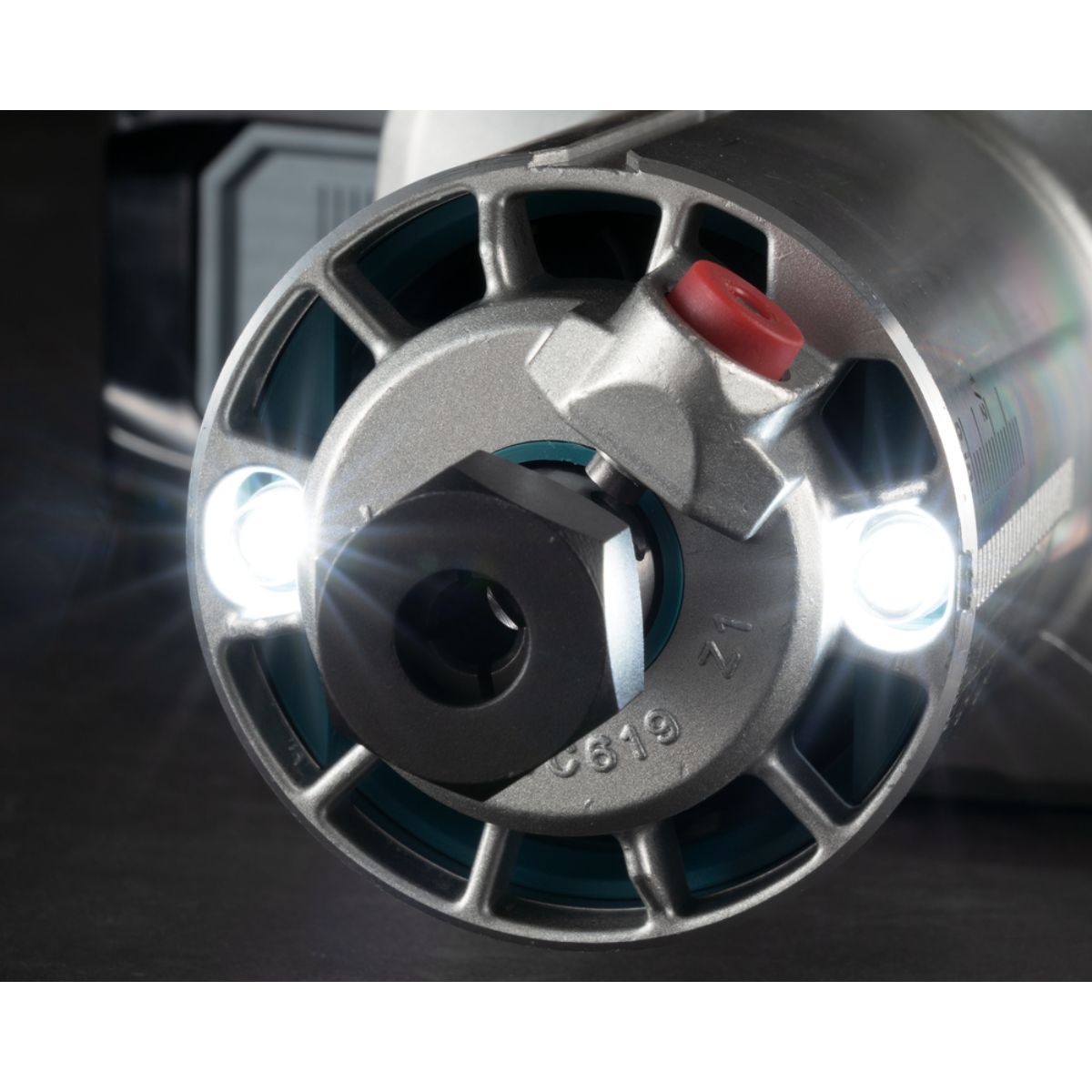 Makita Akku-Multifunktionsfräse 40V max. / 4,0 Ah, 2 Akkus + Ladegerät im MAKPAC RT001GM205