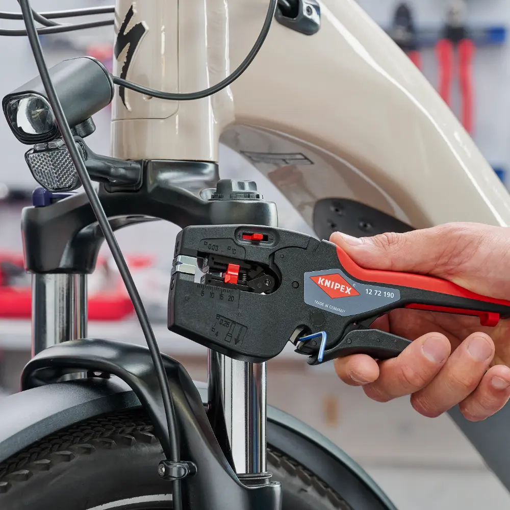 KNIPEX NexStrip Elektriker-Multiwerkzeug mit rutschhemmenden Kunststoff-Hüllen 190 mm