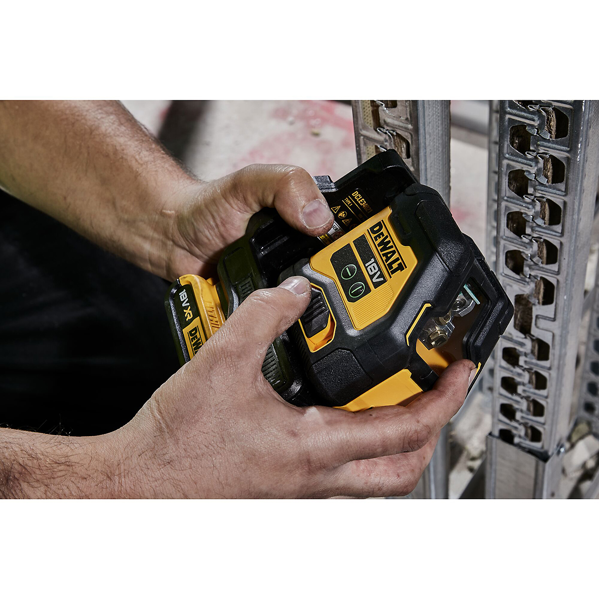 DEWALT Akku-Kreuzlinienlaser Compact 18V grün + Akku + Schnellladegerät
