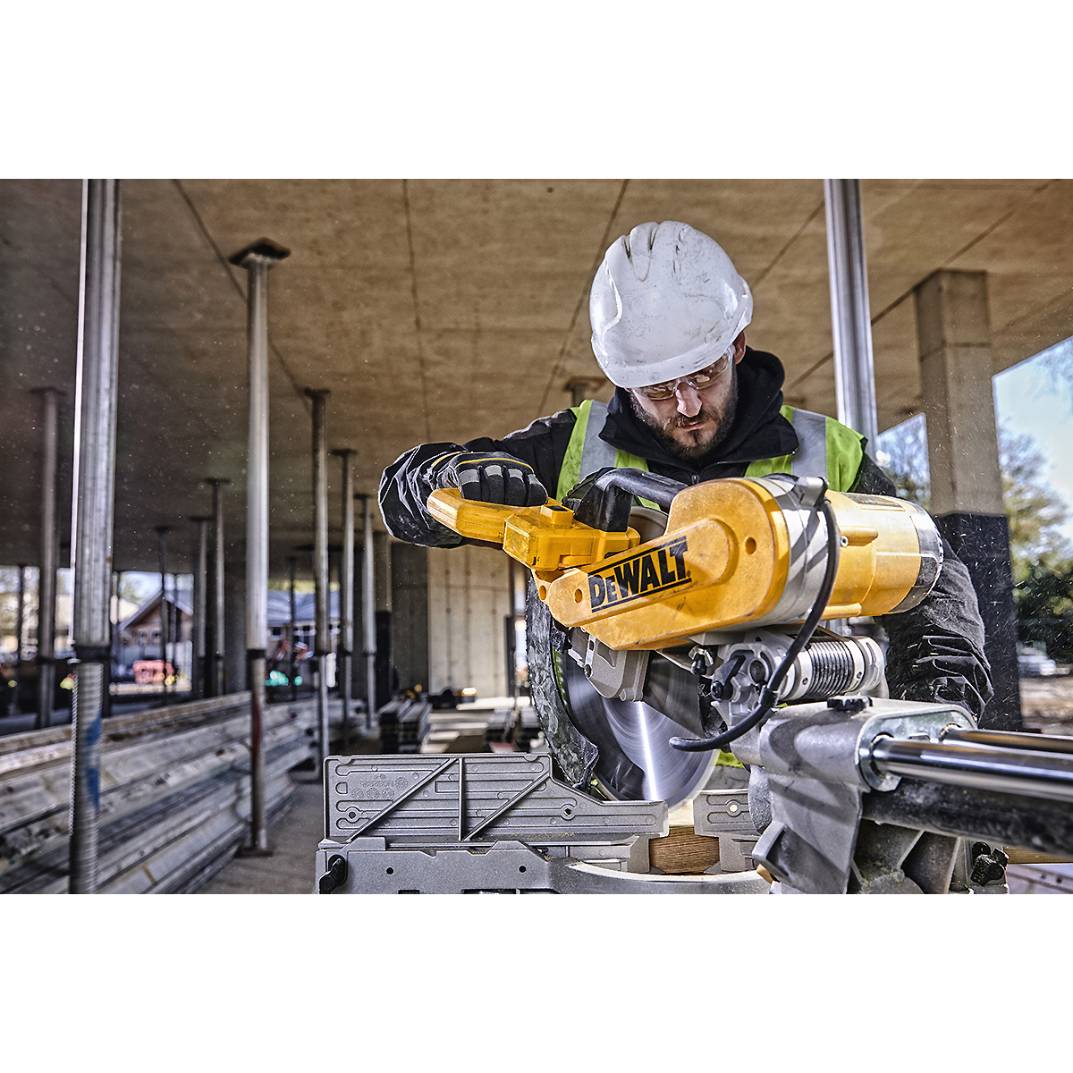 DEWALT Paneelsäge 305mm 1675 Watt mit XPS-Schnittlinienanzeige