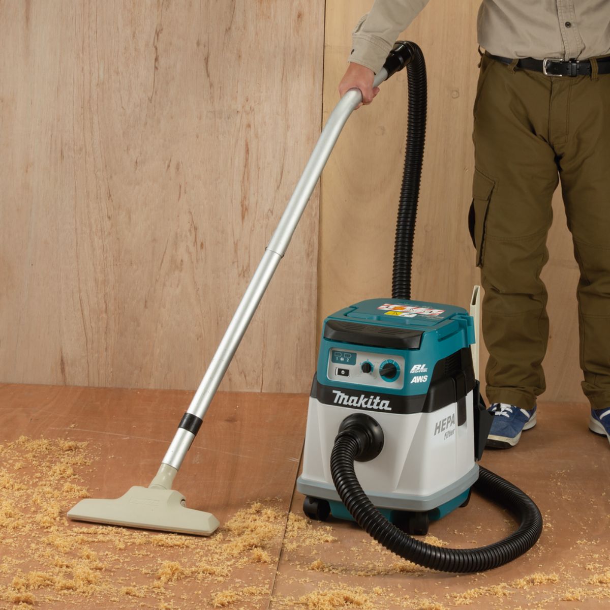 Makita Akku-Staubsauger 15L 2x18V Trocken (ohne Akku, ohne Ladegerät) inkl. AWS Funk-Adapter WUT01