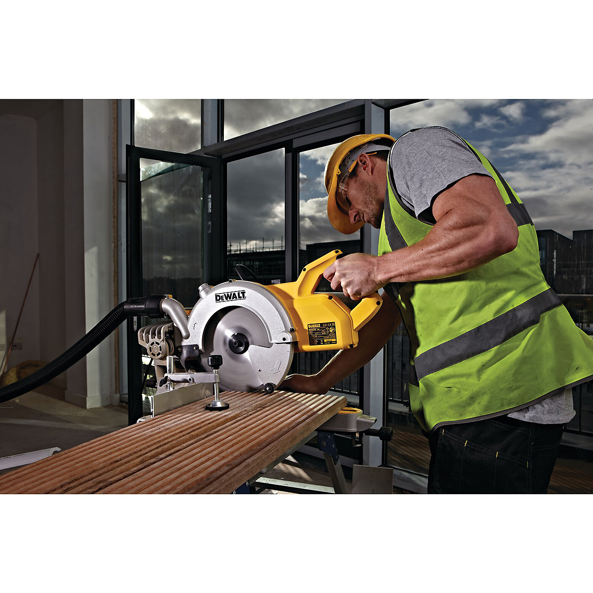 DEWALT Paneelsäge 250mm 1850 Watt mit XPS-Schnittlinienanzeige