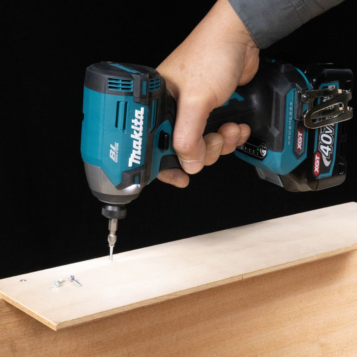 Makita Akku-Schlagschrauber 40V max. / 2,0 Ah, 2 Akkus + Ladegerät im MAKPAC TD003GA202
