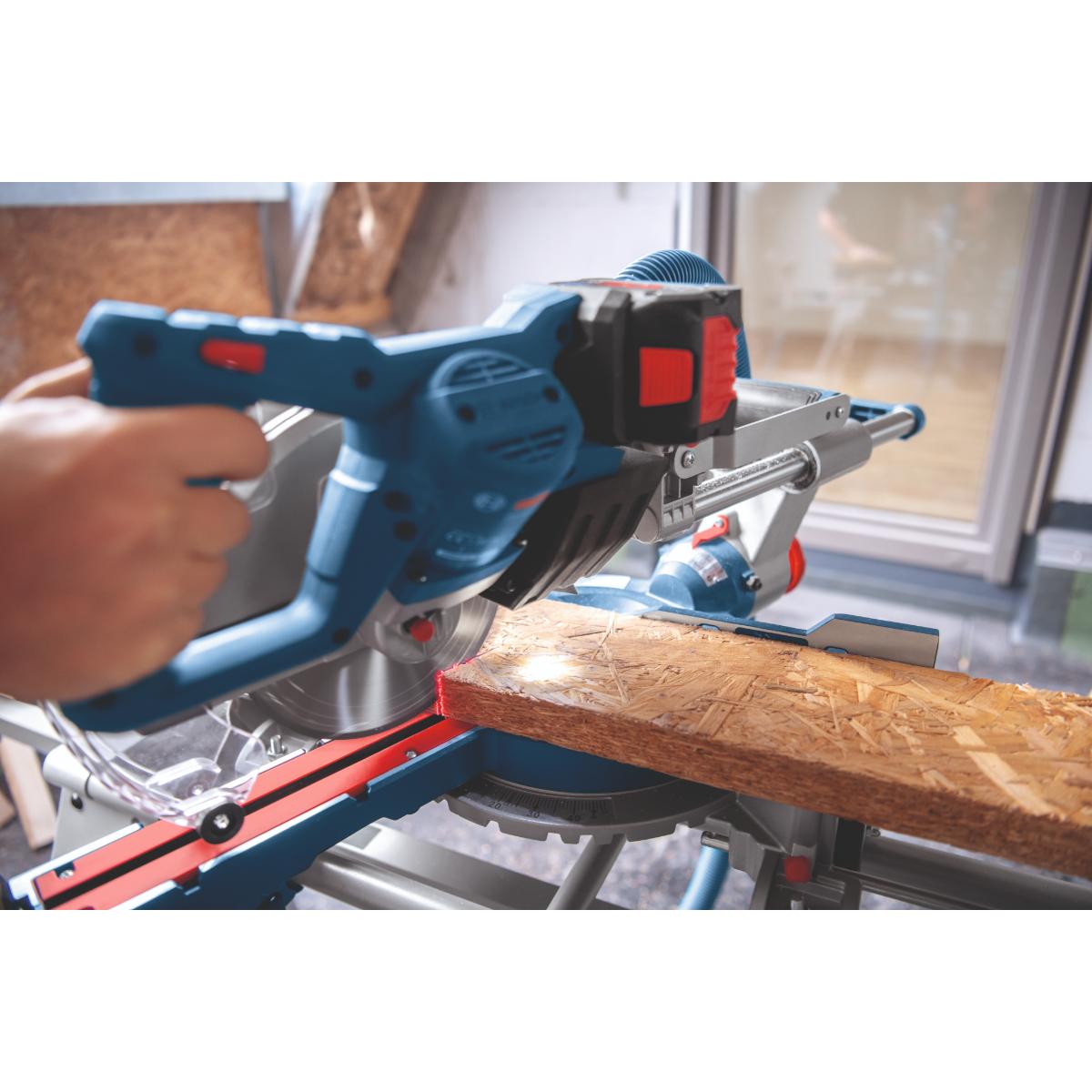 Bosch Akku-Kapp- und Gehrungssäge BITURBO GCM 18V-216 D, 1 x Kreissägeblatt
