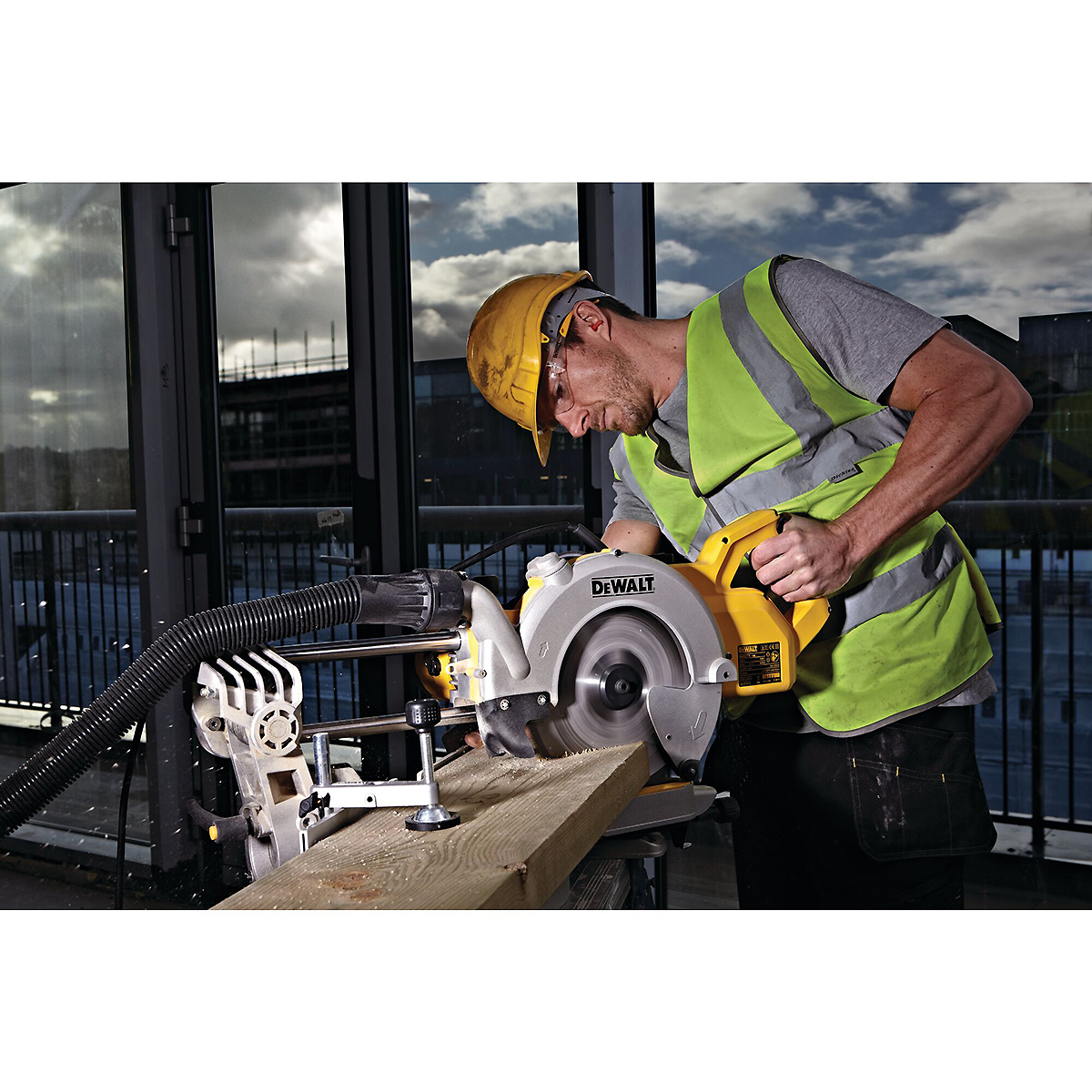 DEWALT Paneelsäge 250mm 1850 Watt mit XPS-Schnittlinienanzeige