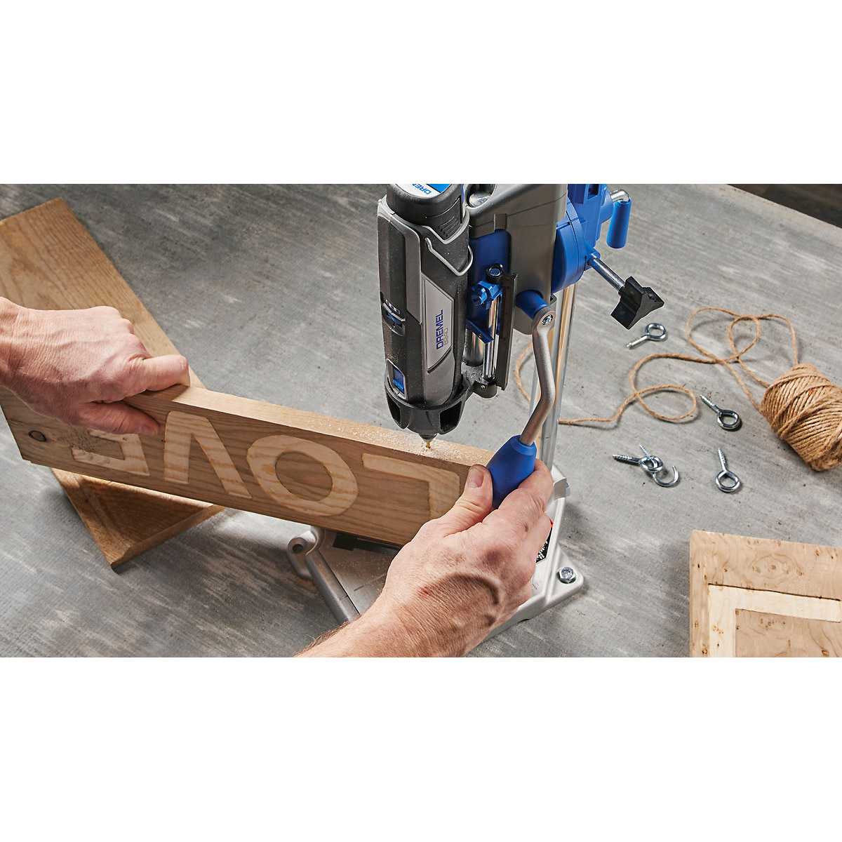 DREMEL 8240 1 x 12-V-2Ah-Akku, 45 Zubehören